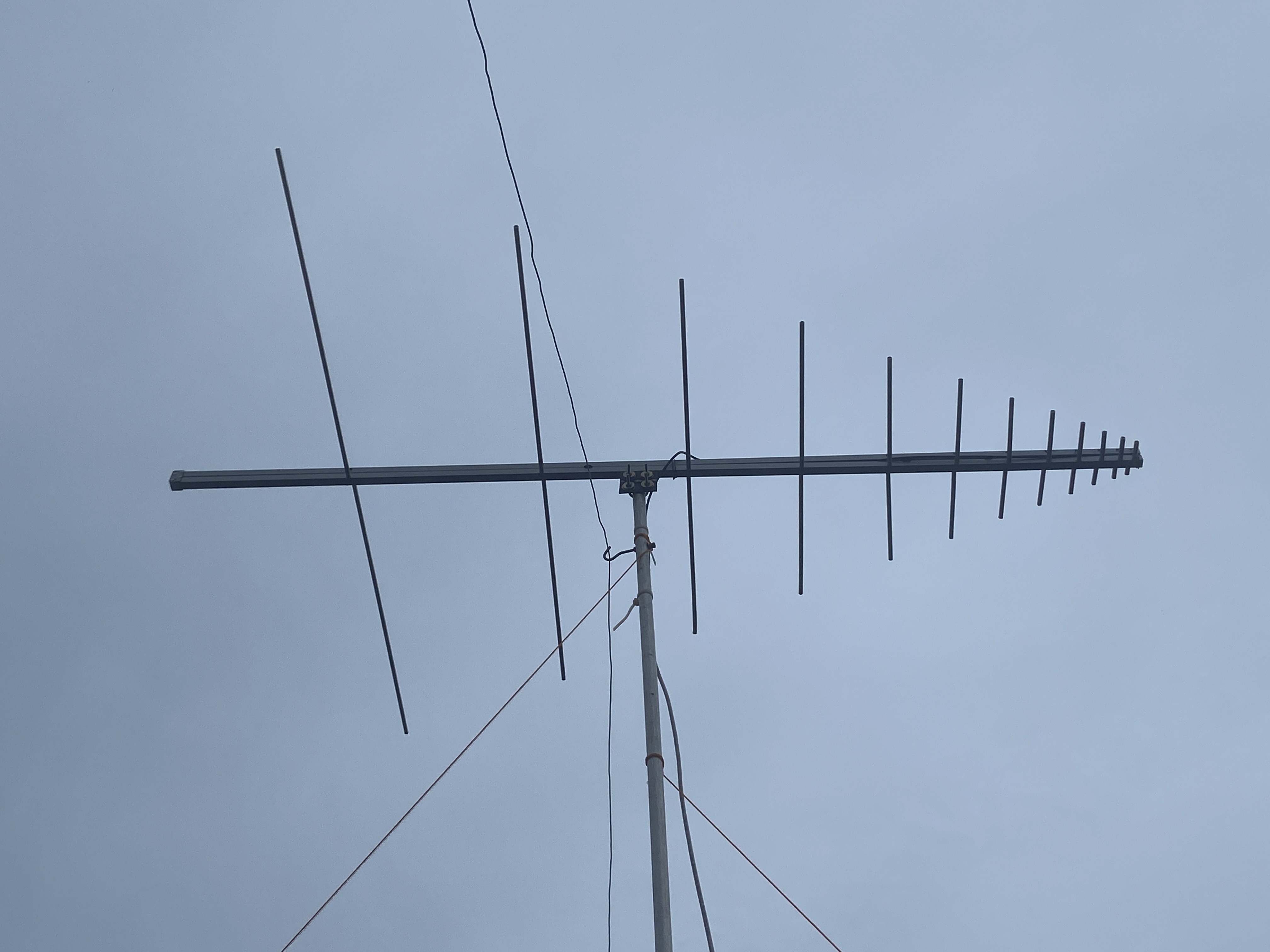 Log periodic antenna